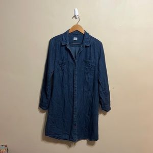 Cute denim Dress! Perfect for Casual office wear or brunch on the weekends!